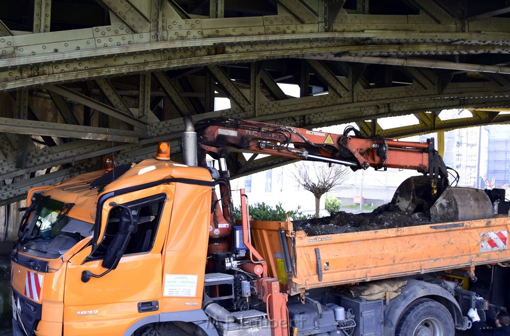 LKW blieb unter Bruecke haengen Koeln Deutz Deutz Muelheimerstr P145.JPG - Miklos Laubert